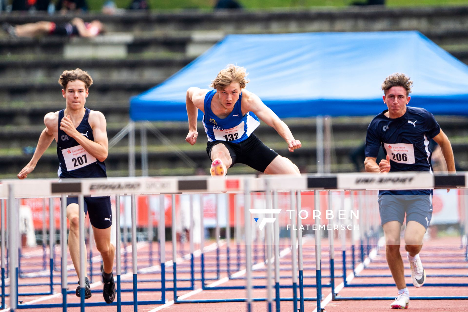 Noah Mueller (Cologne Athletics), Nils Leifert (LAC Quelle Fuerth), Noah Meier (Cologne Athletics) ueber 110m Huerden am 04.06.2022 waehrend der Sparkassen Gala in Regensburg